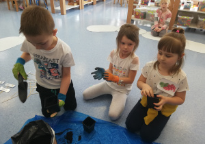 dzieci zakładają rękawiczki